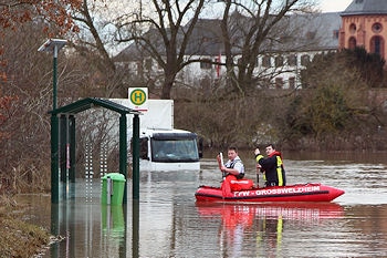 Fahrzeug Im Hochwasser