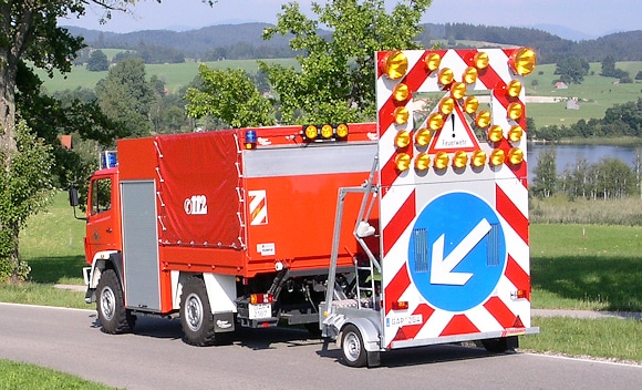 Lkw prallt gegen Feuerwehr-Sicherungsanhänger - Feuerwehr-Magazin
