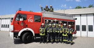 Der Grundlehrgang 2014 der Berufsfeuerwehr Ludwigshafen vor dem Ausbildungsfahrzeug. Foto: Ulrich Scheer