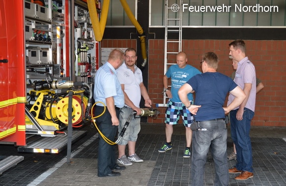 An vier Stationen konnten die Interessierten in Nordhorn Feuerwehrgeräte in die Hand nehmen und ausprobieren. Foto: FF Nordhorn