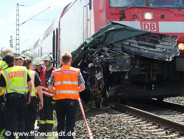 Regionalzug Kracht In Lkw: Ein Toter, Elf Verletzte