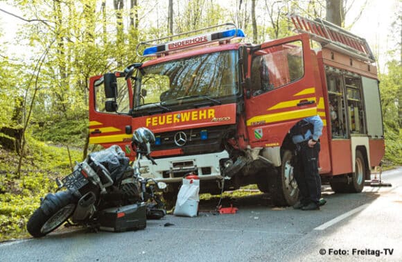 Motorrad Kollidiert Mit Löschgruppenfahrzeug