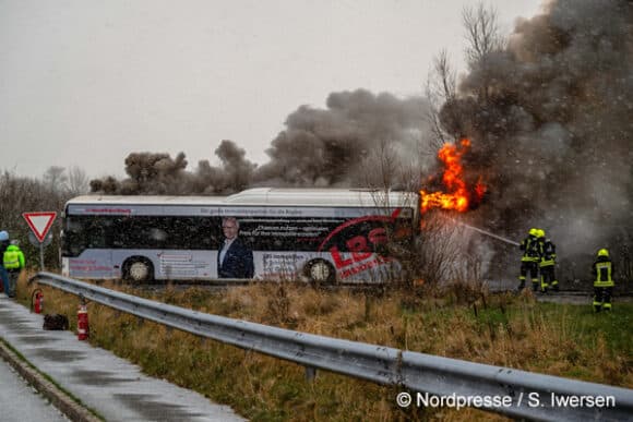 Linienbus Gerät Während Fahrt In Brand