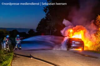 Ein BMW steht auf einem Pendlerparkplatz an der B200 in Flammen.