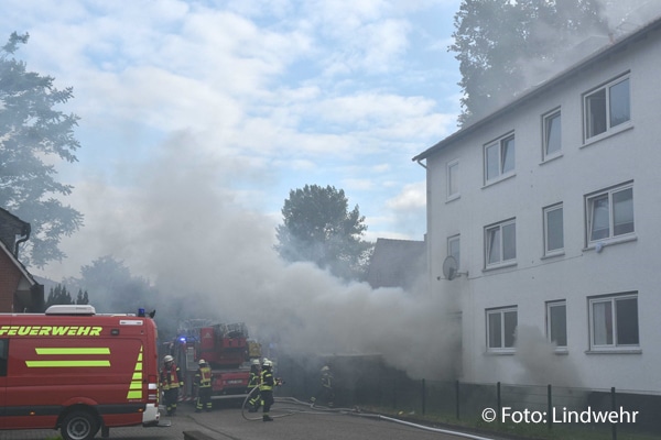 Kellerbrand in Lingen (Kreis Emsland) mit weitreichenden Folgen: Neun Personen verletzt, Haus ist unbewohnbar.