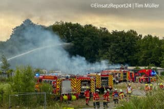 Beim Brand einer Lagerhalle in Linkenheim kommt ein Großaufgebot der Feuerwehr zum Einsatz.