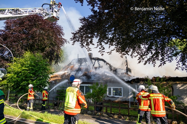 In Handewitt brennt ein Rieddachhaus. Bei den Löscharbeiten kommt auch die Feuerwehr aus dem benachbarten dänischen Pattburg zum Einsatz.