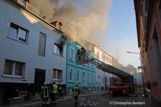 Ein Wohnungsbrand in der Neunkirchner Max-Braun-Straße breitet sich rasch über zwei Mehrfamilienhäuser aus.