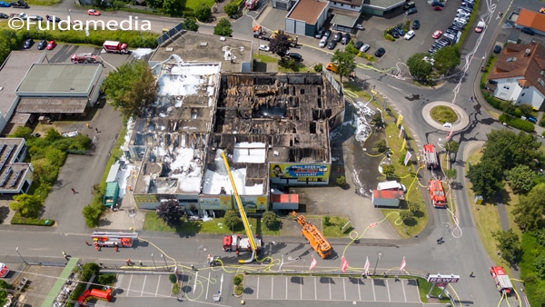 Schaumeinsatz nach dem Großbrand eines Möbelmarktes in Bad Hersfeld. Das Dach ist komplett eingestürzt. Über 250 Kräfte des Landkreises sind vor Ort.