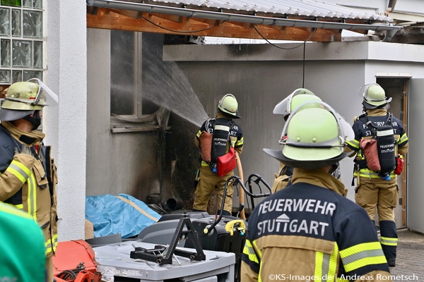Die FF Weilimdorf und der LZ der BF Feuerbach handeln schnell. Ein Entstehungsbrand an einem Firmengebäude kann sich nicht ausbreiten.