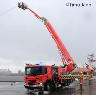 Mit dem Teleskopmastfahrzeug 70 (TMF 70) wurde am 4. Juli am Cruiseterminal Altona Deutschlands größtes Feuerwehr-Fahrzeug offiziell präsentiert.