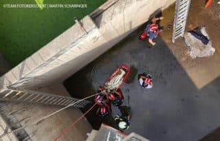 Sanitäter und Höhenretter der Feuerwehr bringen den Verletzten aus der Grube. Foto: TEAM FOTOKERSCHI.AT / MARTIN SCHARINGER