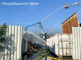 Im Karlsruher Rheinhafen brennt es bei einem Entsorgungsunternehmen. Foto: EinsatzReport24 | Müller