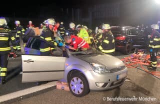 Nach einem schweren Verkehrsunfall auf der A99 muss die Münchner Feuerwehr drei eingeklemmte Personen aus einen Ford Fiesta befreien. Foto: Berufsfeuerwehr München