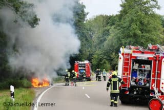 Im Rems-Murr-Kreis gerät ein Porsche-Oldtimer in Brand. 20 Feuerwehrleute sind im Einsatz. Foto: 7aktuell.de | Lermer