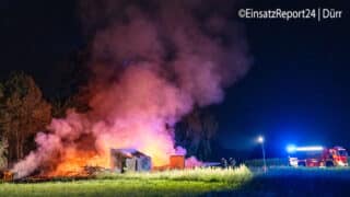 Im Ortenaukreis brennt eine Lagerstätte vollständig nieder. Die Feuerwehr ist mit einem Großaufgebot im Einsatz. Foto: EinsatzReport24 | Dürr