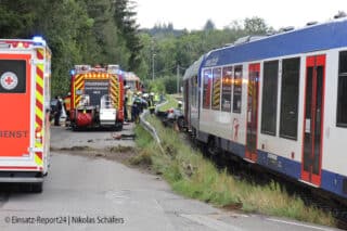 Nach einem Zugunfall bei Marktoberdorf muss ein junger Mann mit schwerem Gerät aus dem Autowrack geschnitten werden. Foto: Einsatz-Report24 | Nikolas Schäfers