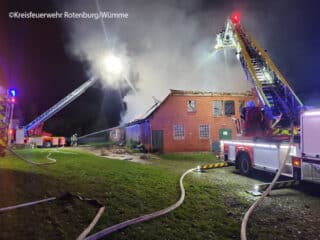 Im Kreis Rotheburg/Wümme brennt ein Bauernhaus nieder. Das Feuer wird mit Drehleitern bekämpft. Die Löschwasserversorgung erweist sich als schwierig.