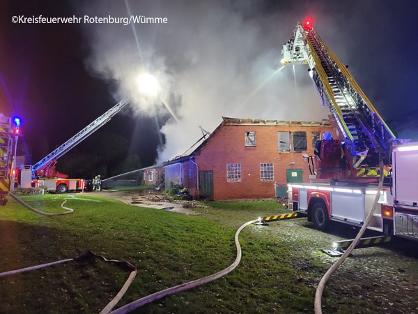 Im Kreis Rotheburg/Wümme brennt ein Bauernhaus nieder. Das Feuer wird mit Drehleitern bekämpft. Die Löschwasserversorgung erweist sich als schwierig. Foto: Feuerwehr