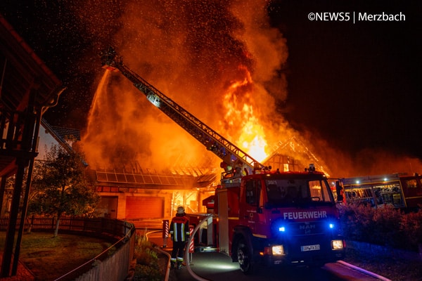 In der Nacht zum 20. September 2024 brennt in Rentweinsdorf ein Bauenhof lichterloh -Großeinsatz für die Feuerwehr. Foto: NEWS5 | Merzbach