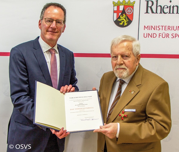 Dr. Horst Schöttler (rechts) ist einer der Gründer der nach ihm benannten Stiftung. Hier erhält er das Bundesverdienstkreuz 1. Klasse des Verdienstordens der Bundesrepublik Deutschland. In Mainz überreicht ihm der Innenminister von Rheinland-Pfalz Michael Ebling die besondere Auszeichnung. Foto: OSVS