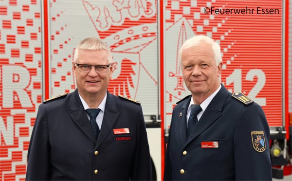 Neuer und scheidender Leiter der Feuerwehr Essen. Links Jörg Wackerhahn und rechts Thomas Lembeck. Foto: Feuerwehr Essen