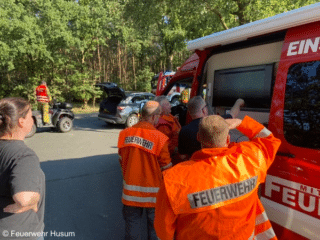 Feuerwehrleute am Einsatzleitwagen