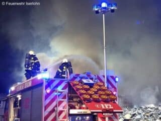 Einsatzkräfte auf Feuerwehrfahrzeug