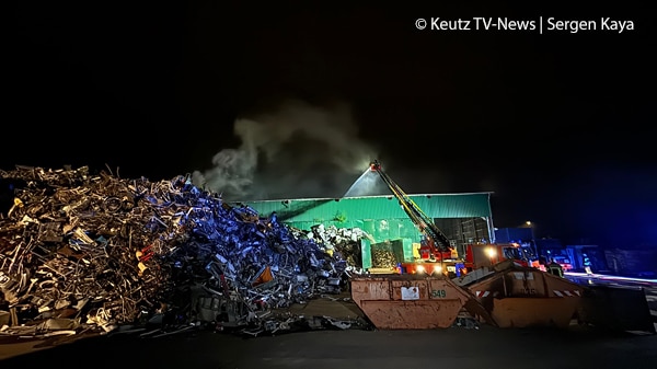 In der Lagerhalle einer Offenbacher Recycling-Firma brennen Metallreste. Foto: Keutz TV-News 