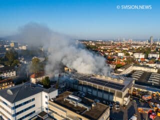 In Offenbacher brennt es auf einem Wertstoffhof der Stadtwerke auf etwa 200 Quadratmetern. Die Rauchwolke ist weithin sichtbar. Foto: 5VISION.NEWS