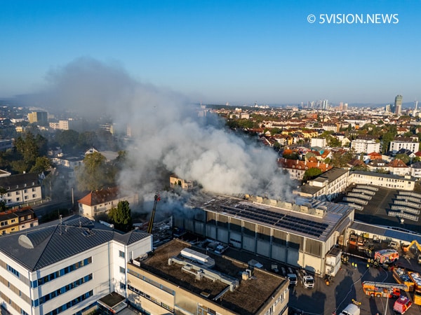 In Offenbach brennt es auf einem Wertstoffhof der Stadtwerke auf etwa 200 Quadratmetern. Die Rauchwolke ist weithin sichtbar. Foto: 5VISION.NEWS