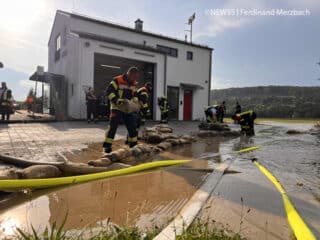 Nach starken Regenfällen im Kreis Eichstätt droht Wassereinbruch im Feuerwehrhaus Pfünz. Kameraden schützen es mit Sandsäcken. Foto: NEWS5 | Ferdinand Merzbach