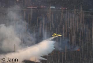 Das Feuer am Brocken wird mit Hubschraubern und Löschflugzeugen bekämpft. Im Hintergrund ist die Harzer Schmalspurbahn zu sehen, die Löschwasser aus Pufferspeichern mit Kesselwagen ins Einsatzgebiet transportiere. Foto: Timo Jann