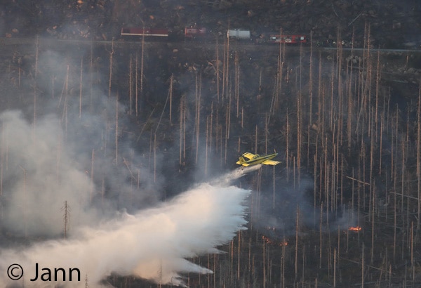 Das Feuer am Brocken wurde auch mit Hubschraubern und Löschflugzeugen bekämpft. Im Hintergrund ist die Harzer Schmalspurbahn zu sehen, die Löschwasser aus Pufferspeichern mit Kesselwagen ins Einsatzgebiet transportierte. Foto: Timo Jann