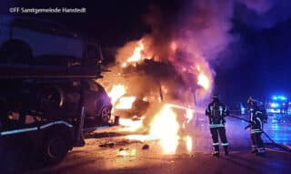 Au dem Anhänger eines Autotransporters bricht während der Fahrt ein Feuer aus. Foto: FF Samtgemeinde Hanstedt