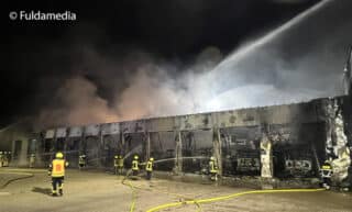 Bei der Feuerwehr Stadtallendorf brennt sie Fahrzeughalle komplett aus. Etwa 170 Feuerwehrleute aus dem gesamten Kreis Marburg-Biedenkopf sind im Einsatz. Foto: Fuldamedia