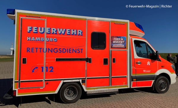 Begrüßung im Stadtteil Hamburg-Neuwerk. Die FF Neuwerk unterhält als einzige FF in Deutschland einen Rettungstransportwagen (RTW). Foto: Feuerwehr-Magazin/Richter