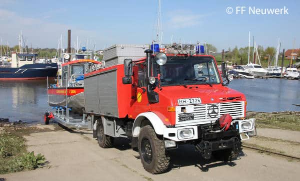 Das RLF als Zugfahrzeug für den einachsigen Trailer mit dem Mehrzweckboot MZB für Wattengewässer. Das Boot ist ein Einzelstück bei der Feuerwehr Hamburg. Foto: FF Neuwerk