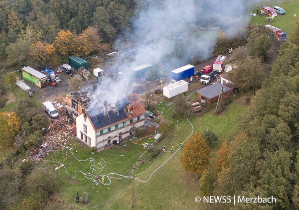 Bei einer Explosion wird das Dach eines Wohnhauses komplett weggesprengt. Das Terrain gleicht einem Trümmerfeld. Foto: NEWS5/Merzbach