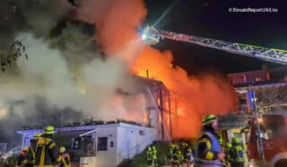 In Balderschwang steht das Mitarbeiter-Wohnhaus eines Hotels in Vollbrand. mehre Menschen werden verletzt. Foto: EinsatzReport24/Liss