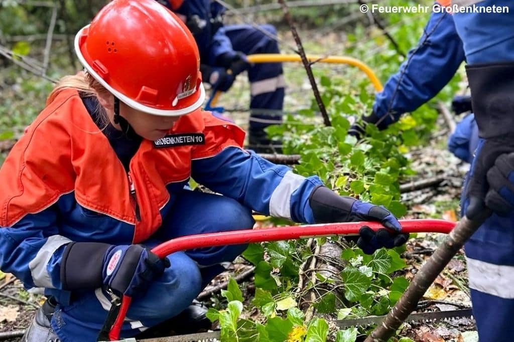 Jugendfeuerwehr zersägt Ast