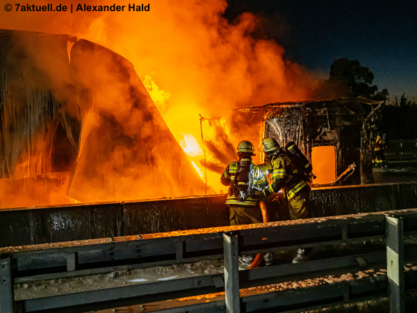 Feuerwehr löscht LKW-Brand