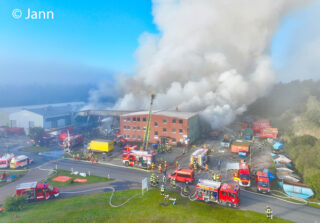 In Bardowick brennt eine Mülldeponie. 500 Kräfte sind vor Ort. Die Feuerwehrt spricht von einem der größten Einsätze in der Geschichte der Samtgemeinde Bardowick. Foto: Jann