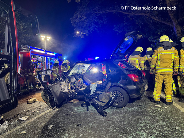 Bei Osterholz-Scharmbeck kracht eine Pkw in einen Bus. Der schwer verletzte Fahrer muss mit hydraulischem Rettungsgerät aus dem Fahrzeug geholt werden. Foto: FF Osterholz-Scharmbeck