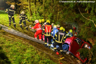 Feuerwehrleute bergen beschädigtes Auto