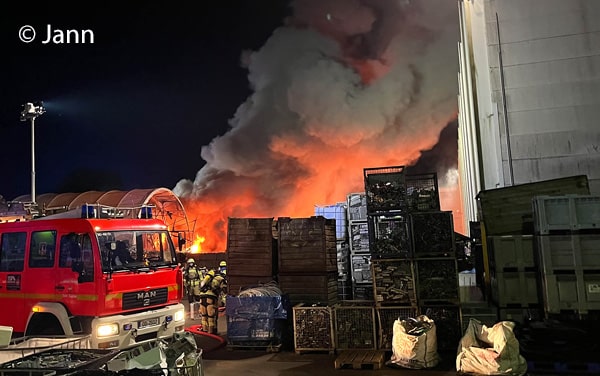 Schon wieder brennt es bei einem Recyclingunternehmen in Reinbek. Hier werden vor allem Elektroschrott und Altmetall für die Aufbereitung vorbereitet. Foto: Jann