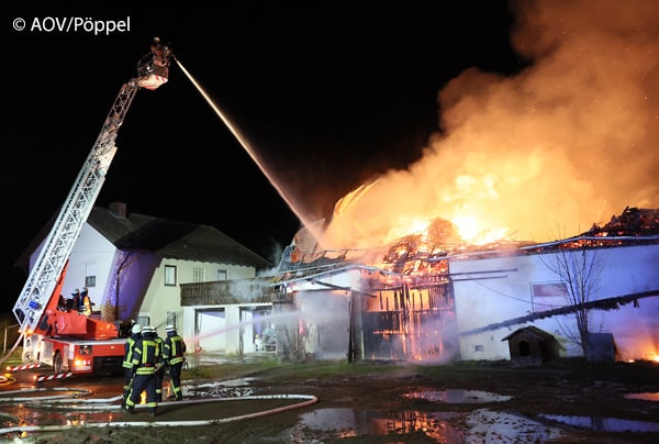 Drehleiter im Einsatz: Bei einem Großbrand auf einem Hof bei Aitrach brennt ein Stallgebäude komplett ab. Foto: AOV/Pöppel