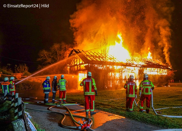 Am Niedersonthofener See brennt eine Scheune ab. Zahlreiche Einsatzkräfte verhindern ein Übergreifen des Feuers auf weitere Gebäude. Foto: EinsatzReport24/Hild