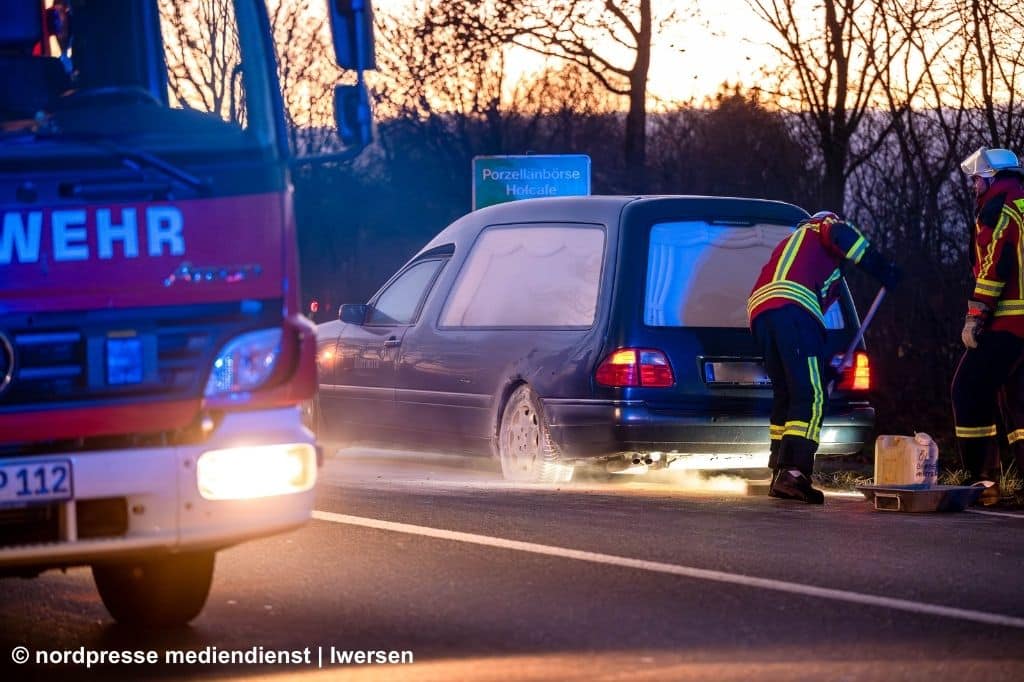 Leichenwagen am Straßenrand