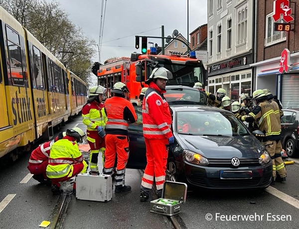 Die Feuerwehr während der Technische Rettung der Fahrerin des VW Golf. Foto: Feuerwehr Essen